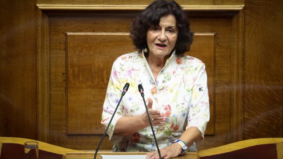 Εκτός τόπου και χρόνου η Φωτίου: Εμπλέκει τις υποκλοπές με το Ταμείο Ανάκαμψης