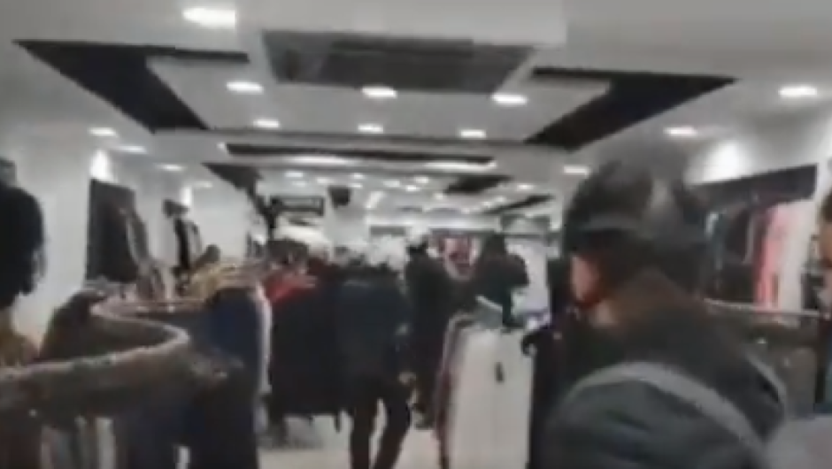 Θεσσαλονίκη / ΜΑΤατζήδες μπούκαραν σε κατάστημα για να συλλάβουν διαδηλωτές (βίντεο)