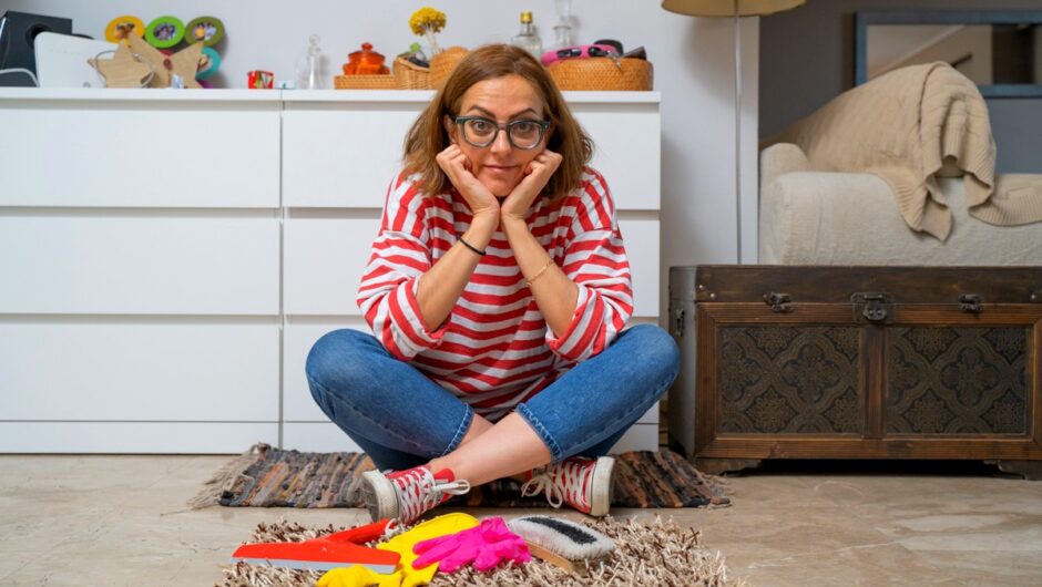 3 τρόποι να ξεφορτωθείς τις τρίχες του κατοικίδιού σου από χαλιά & υφάσματα. Καμία ηλεκτρική σκούπα