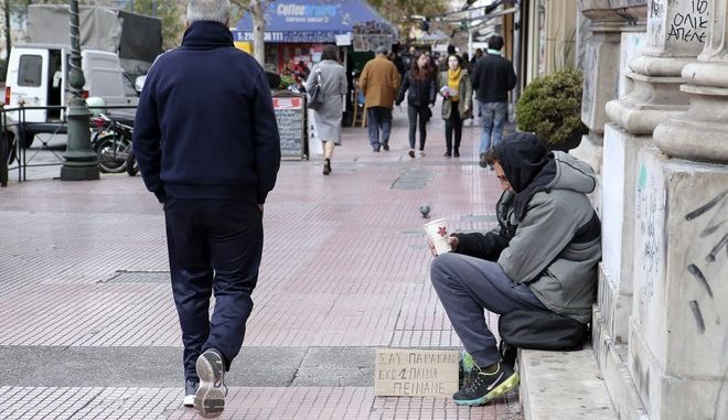 Κάτω από το επίπεδο αξιοπρεπούς διαβίωσης ο κατώτατος μισθός