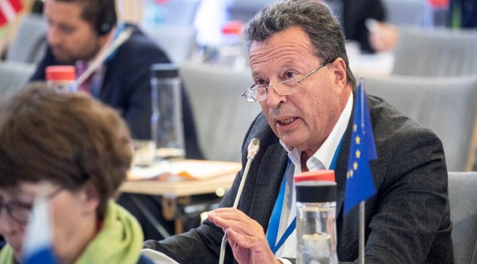 «Καμπανάκι» Κύρτσου για «πάγο» από Ε.Ε. λόγω των απευθείας αναθέσεων Πιερρακάκη