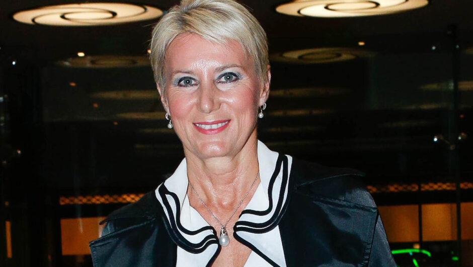 Η Νατάσα Παζαΐτη στο θεατρικό της ντεμπούτο. Ο Αλέξανδρος και ο Κώστας Καραμανλής, ήταν εκεί