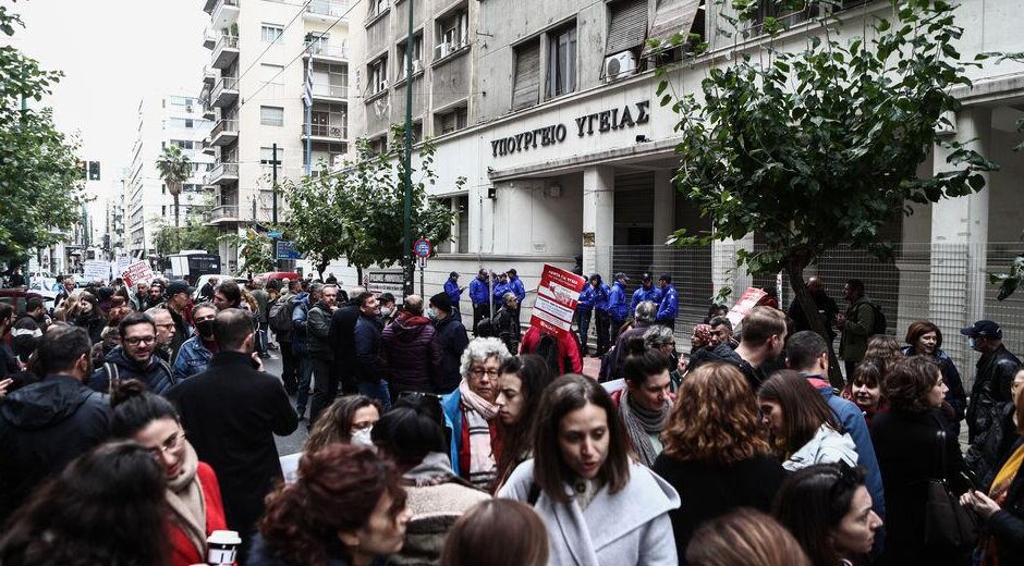 Τσακίζουν το δικαίωμα στη δωρεάν περίθαλψη
