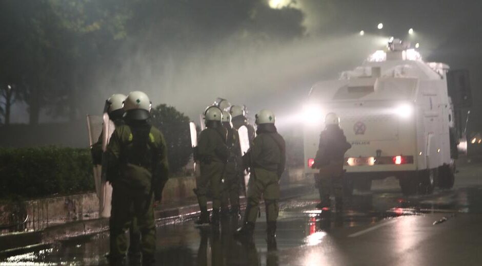 Βίντεο καταγράφει αστυνομικό να πετά δακρυγόνο σε κλειστό χώρο του ΑΠΘ