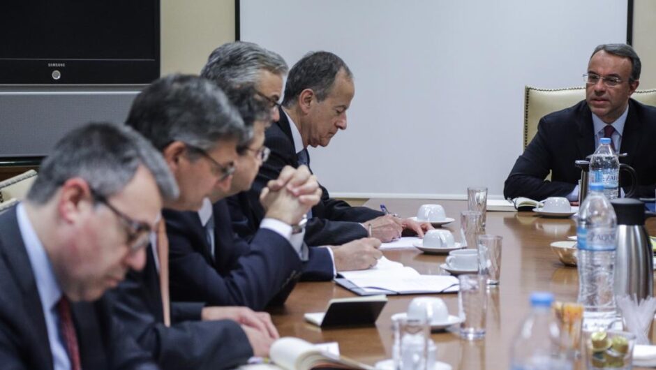 Δανειολήπτες / Παίζουν θέατρο κυβέρνηση και τραπεζίτες σε βάρος των πολιτών