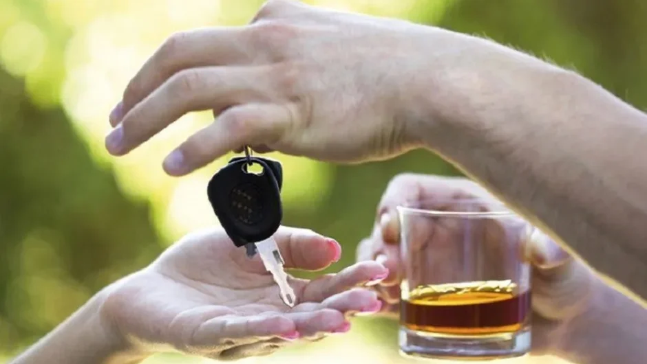 Πιωμένος; Πρόστιμο ακόμα και αν στέκεσαι δίπλα στο αυτοκίνητό σου!