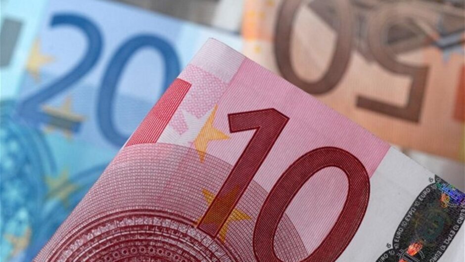Πάτρα: Ηλικιωμένη έριξε 12.000 ευρώ από το μπαλκόνι σε επιτήδειους