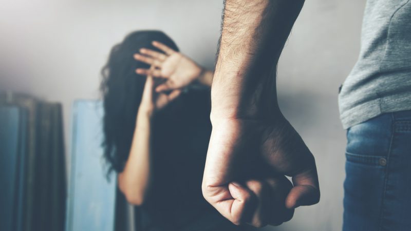 Κρήτη: Βρήκε ανάλατο το φαγητό και το έφερε στο κεφάλι της συζύγου του μπροστά στα παιδιά τους