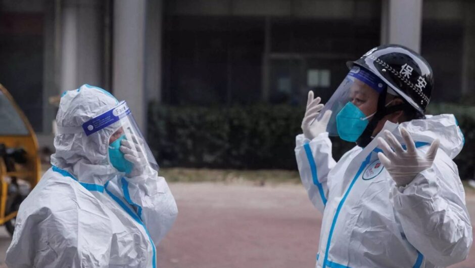 «Ο κορονοϊός κατασκευάστηκε και διέρρευσε από τη Γουχάν με ευθύνη των ΗΠΑ» καταγγέλλει Αμερικανός επιστήμονας