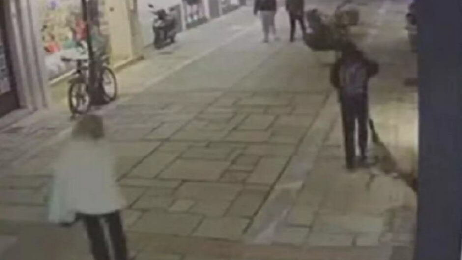 Βόλος: Η στιγμή που κλέβει ηλεκτρικό πατίνι μέσα στον κόσμο 