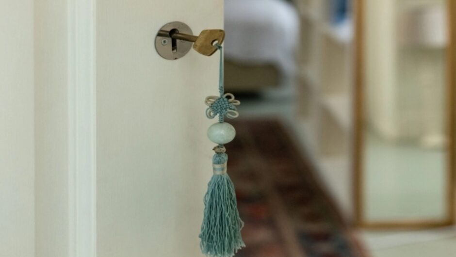 Η ενοχλητική πεθερά τους είχε πιάσει στα πράσα και η νύφη αποφάσισε της δώσει ψεύτικο κλειδί του σπιτιού