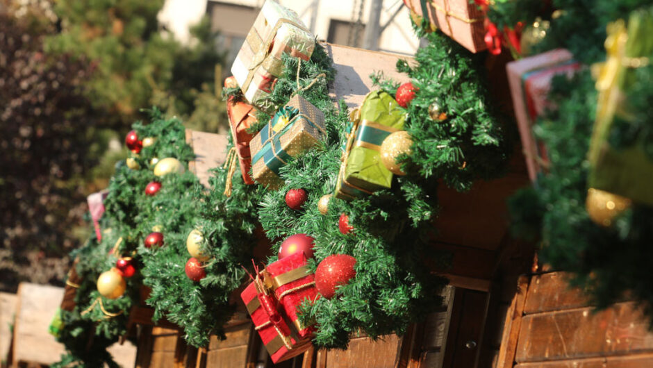 Τους έσπασαν τα νεύρα και τα αυτιά με τις χριστουγεννιάτικες μουσικές στην διαπασών – Με κλειστά παράθυρα και …τρελάθηκαν