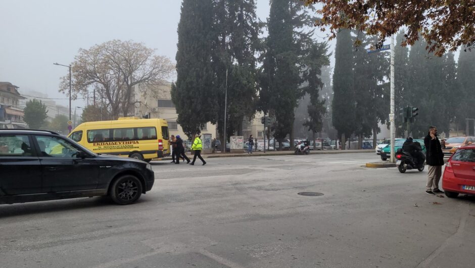Λάρισα: Αναστάτωση με σχολικό λεωφορείο που «έμεινε» στον δρόμο – Με… ώθηση των αστυνομικών ξεμπλόκαρε (φωτο- βίντεο)