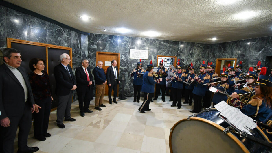 Μήνυμα Απ. Καλογιάννη: «Η Λάρισα πορεύεται καλά…» – Κάλαντα από τη Φιλαρμονική στο Δημαρχείο (φωτ. & βίντεο)