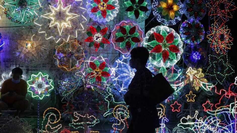 Χριστούγεννα στον κόσμο: Σκούπες, φανάρια και… κάμπιες για καλή τύχη