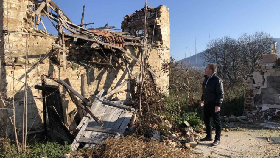 Κόκκαλης από το Αμούρι Ελασσόνας: Ντράπηκε και η ντροπή, δεν έχουν μαζέψει ούτε τα μπάζα από τα μισογκρεμισμένα σπίτια!