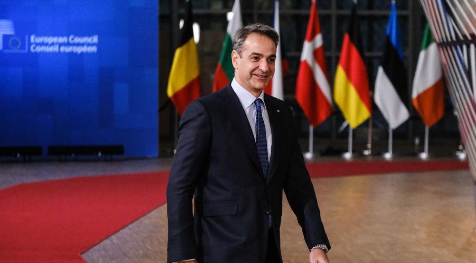 Κρύβει τις υποκλοπές κάτω από το χαλί των εκλογών