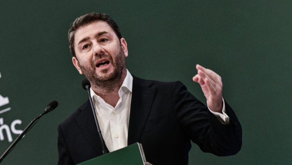 ΠΑΣΟΚ: «Παράθυρο» για συνεργασίες