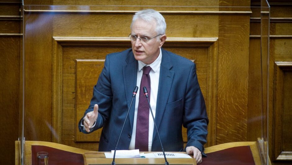 Βουλή: Ο Ραγκούσης «εξηγεί» το σκάνδαλο των υποκλοπών με όρους Μουντιάλ 