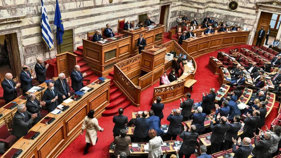 Κυβέρνηση Μητσοτάκη: Ρωγμές «μέσα», ζόφος «έξω»