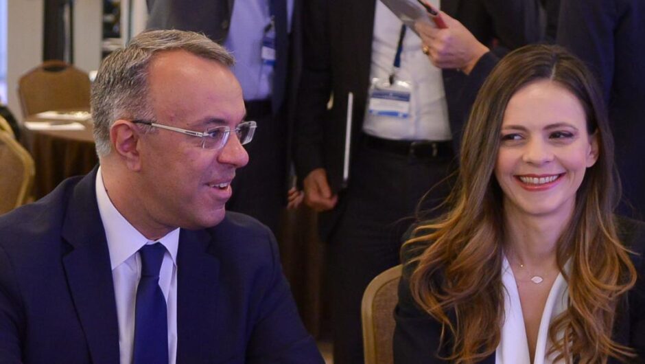 Έφη Αχτσιόγλου / Το άγριο τρολάρισμα σε Σταϊκούρα για τα «μπινελίκια με τους τραπεζίτες»