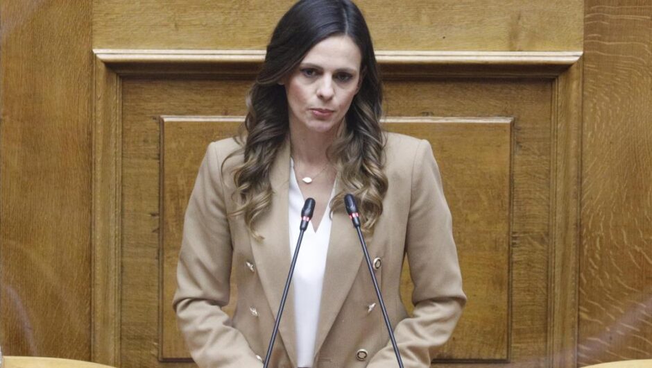 Έφη Αχτσιόγλου / «Κυβερνάτε με περιφρόνηση, προς τους πολίτες, τους θεσμούς, τη δημοκρατία»