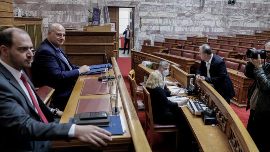 Νομοσχέδιο για παρακολουθήσεις / Αδιανόητη κίνηση – Έριξαν «μαύρο» για να μην μεταδοθεί η συζήτηση