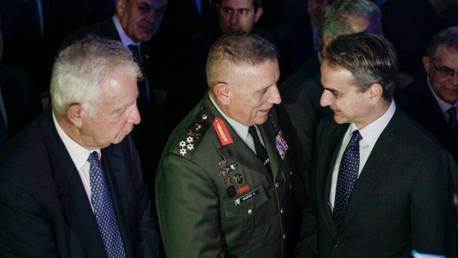 Ίδρυμα Σαμαρά / «Σείστηκε» η αίθουσα για τον Φλώρο – Χλιαρά χειροκροτήματα σε Μητσοτάκη
