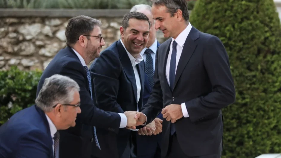 Πού αποσκοπεί η επίθεση Μητσοτάκη σε ΠΑΣΟΚ: «Ψηφίζεις Ανδρουλάκη, σου βγαίνει Τσίπρας»