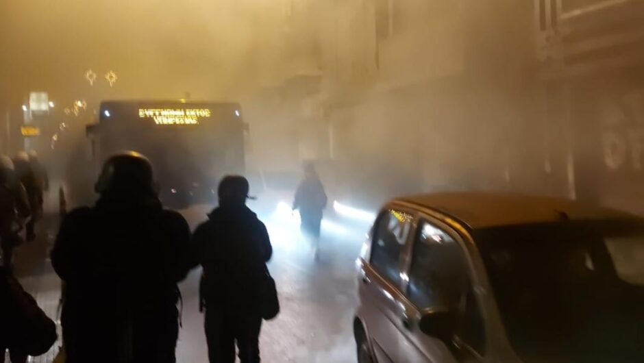 Εξάρχεια / Αδιανόητες σκηνές – Τα ΜΑΤ έριχναν χημικά δίπλα στους οδηγούς