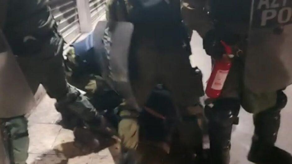 ΜΑΤατζήδες ποδοπατάνε με μανία πεσμένο διαδηλωτή στα Εξάρχεια