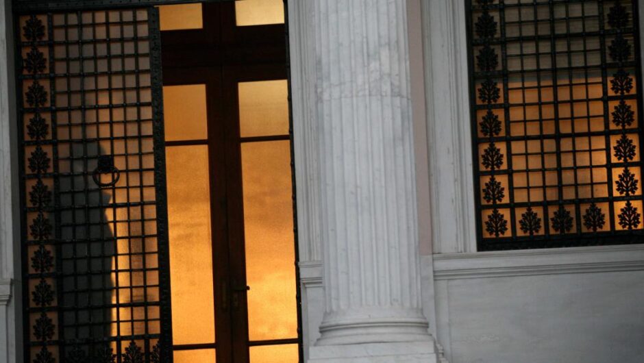 Μαξίμου / Για πρώτα φορά δείχνουν παρανομίες στην ΕΥΠ – Δεν διαψεύδουν τις αποκαλύψεις