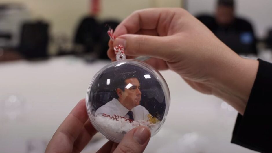 Το είδαμε κι αυτό: Χριστουγεννιάτικες μπάλες με το πρόσωπο του Μηταράκη στο υπουργείο Μετανάστευσης (Video)