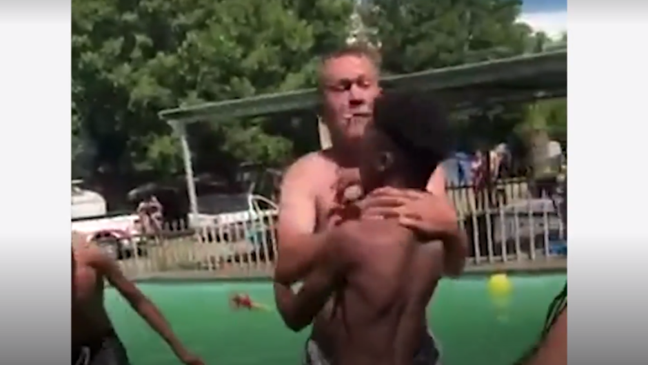 Νότια Αφρική – Ανατριχιαστικά βίντεο / Λευκοί χτύπησαν μαύρο έφηβο όταν μπήκε μαζί τους σε πισίνα