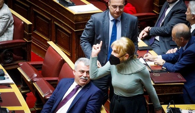 Φωτεινή Πιπιλή: Γιατί έγινε έξαλλη και κινήθηκε προς τα έδρανα του ΣΥΡΙΖΑ