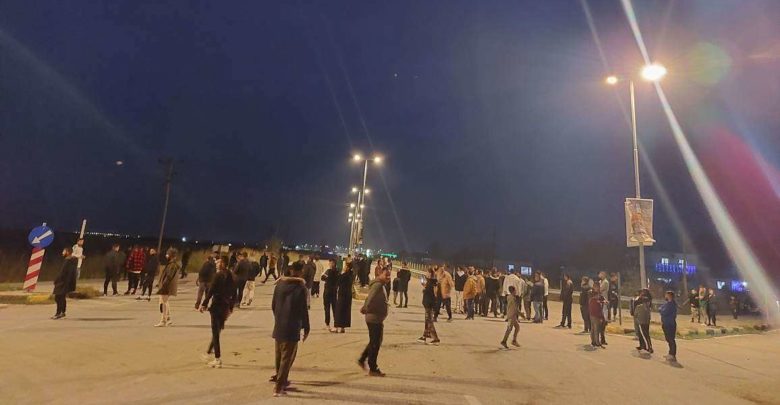 Έκλεισαν το δρόμο Λάρισας-Ελασσόνας οι Ρομά του Τυρνάβου – Διαμαρτυρήθηκαν για τον τραυματισμό του 16χρονου στη Θεσσαλονίκη (φώτο)