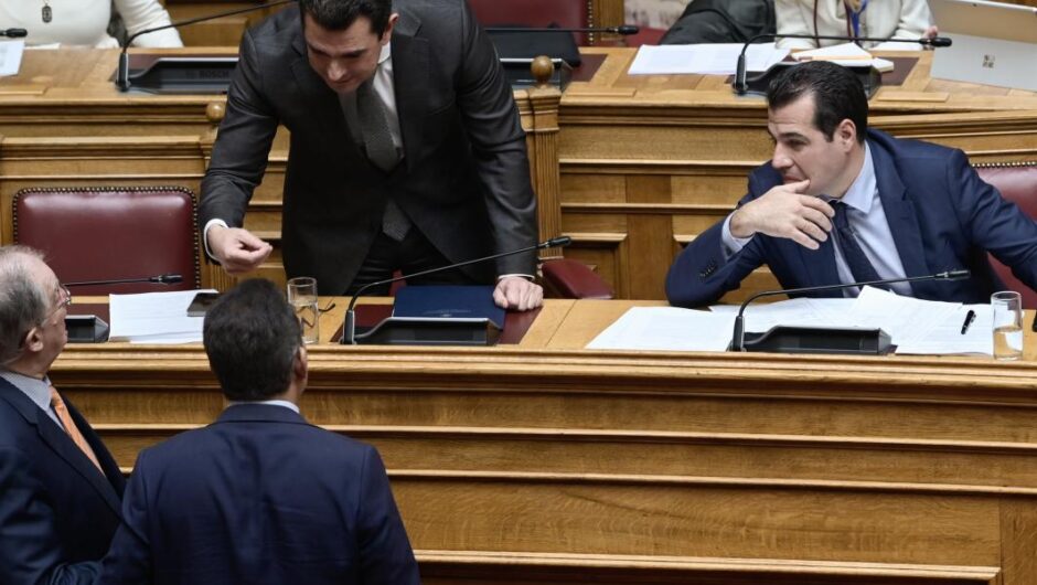 Απίστευτες σκηνές / Έξαλλοι με τον Σκρέκα γαλάζιοι βουλευτές – «Πάγωσε» ο Πλεύρης
