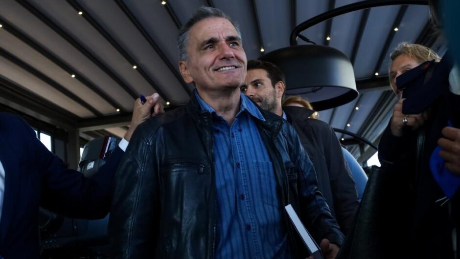 Ευκλείδης Τσακαλώτος / Με τραγούδι της Μποφίλιου απάντησε στο ακροδεξιό παραλήρημα Πρετεντέρη