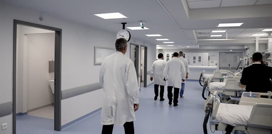 Ανεμβολίαστοι υγειονομικοί: Επιστρέφουν από σήμερα στα νοσοκομεία 2000 εργαζόμενοι