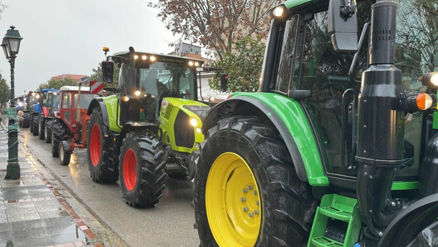 Μπλόκο με τρακτέρ στον Ε-65