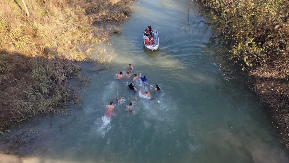 Λαρισαίοι βούτηξαν στον Πηνειό για τον Τίμιο Σταυρό – Πλήθος κόσμου παρακολούθησε την τελετή (φωτο – βίντεο)