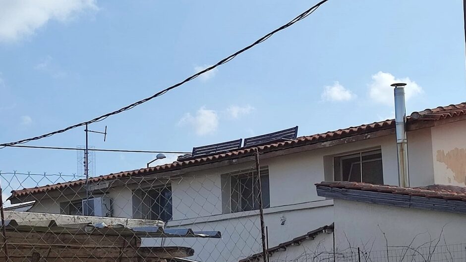 Θεσσαλονίκη: Νεαροί ξήλωσαν παγκάκια και τα έστησαν στα κεραμίδια του ΚΑΠΗ για να βλέπουν τη θέα