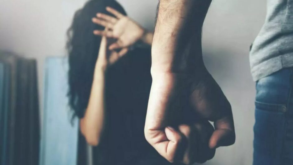 Αποφυλακίστηκε και σακάτεψε στο ξύλο τη γυναίκα του