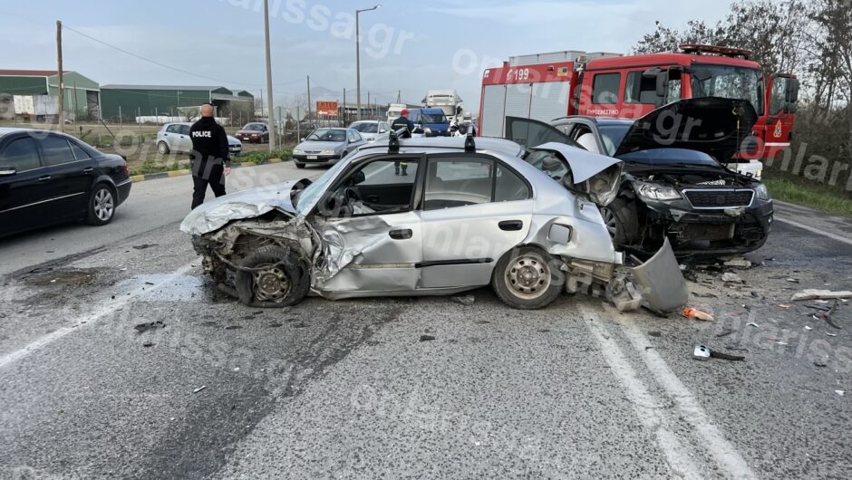 Σοβαρό τροχαίο έξω από τη Λάρισα, έγιναν σμπαράλια τρία αυτοκίνητα – Στο νοσοκομείο τρία άτομα (φωτό)