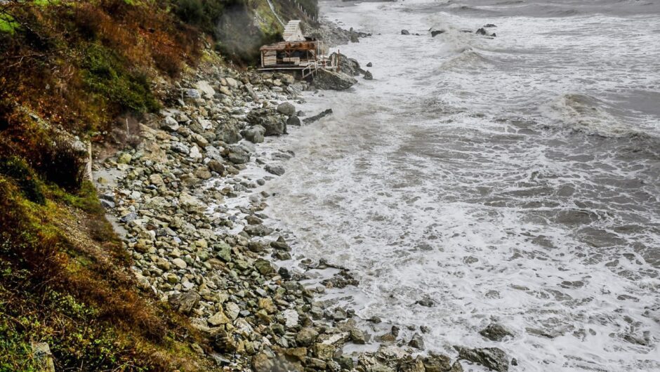 Απίστευτες εικόνες στα παράλια της Αγιάς: Τα μανιασμένα κύματα “εξαφάνισαν” την παραλία της Μπούκας! (φωτό)