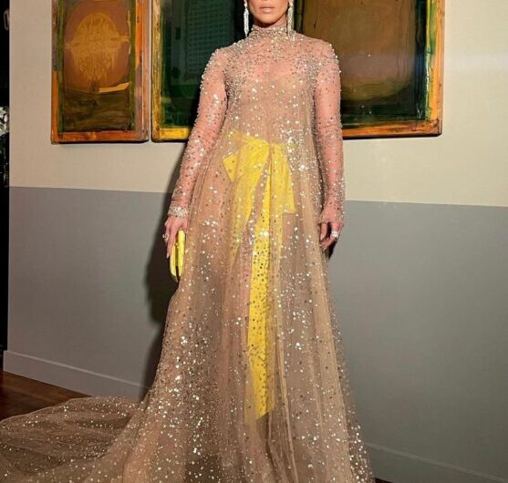 Η Jennifer Lopez με αστραφτερό γαλλικό μανικιούρ στην πρεμιέρα της νέας της ταινίας