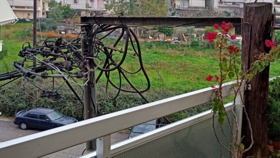 Αγρίνιο: Κολώνα της ΔΕΗ περνάει μέσα από δύο μπαλκόνια – Κινδυνεύουν ζωές