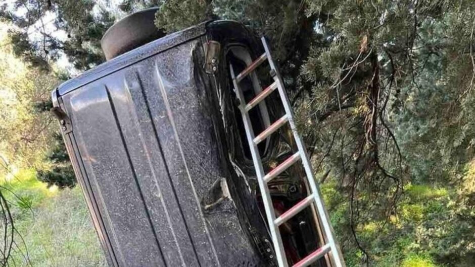 Χανιά: Αυτοκίνητο «κρεμάστηκε» από δέντρο μετά από τροχαίο
