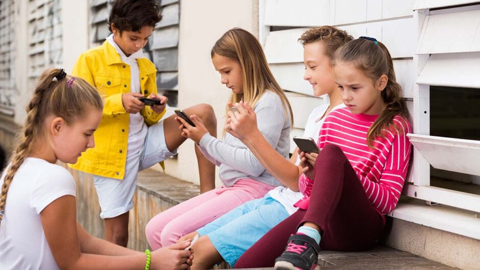 Γονείς: Ποια είναι η κατάλληλη ηλικία να πάρετε κινητό στο παιδί – Πώς θέτουμε όρια στη χρήση του