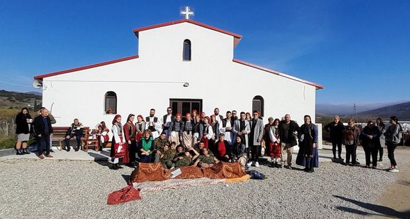 Το έθιμο της καμήλας αναβίωσε στο σεισμόπληκτο Δαμάσι